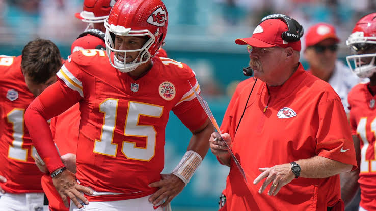 Chiefs QB Patrick Mahomes carves up the Dolphins with play-action as Kansas  City rolls to 3-0