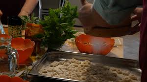 È questa una cucina fortemente locale che richiede i genuini prodotti della sua terra le cui ricette realizzate secondo antiche tradizioni. Esperienze Lezioni Di Cucina Umbra