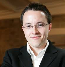 Der Luzerner Pianist, Sänger und Songwriter mit Jahrgang 1979 ist gelernter  kaufmänni- scher Angestellter und studierter Juris