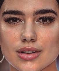 Artistas de cerca y sin photoshop, recuerda que la perfección no existe.