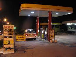 Selbstbedienung fai da te wird in italien außerdem mit einem etwas günstigeren preis belohnt im vergleich zu servito, also tankservice. Tankstelle In San Marino