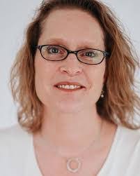 Lisa Downer's Instagram, Twitter & Facebook