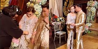 Billy hadir di pemakaman ibu amanda manopo dengan memakai pakaian serba hitam, bermasker dan pakai topi. Billy Syahputra Dan Amanda Manopo Lakukan Pemotretan Dengan Balutan Kebaya Persiapan Lamaran Diadona Id