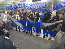 Αρκετός είναι ο κόσμος που βρίσκεται αυτή την ώρα έξω από τη βουλή στην πλατεία συντάγματος, στη συγκέντρωση διαμαρτυρίας κατά του ασφαλιστικού από το παμε. Syntagma Sygkentrwsh Diamartyrias Kata Toy Lockdown Binteo Briefingnews