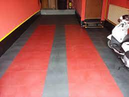 Our modular storage cabinetry system, hybrid polymer floor coatings or premiertrax tiles can be customized to match your application requirements. Pvc Garage Floor With Click System Of Tiles Pvc Flooring For The Garage Jager Plastik