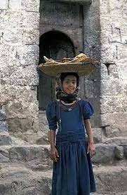 بنت من بنات الريف اليمني تحمل الخبز yemen yemeni beautiful children