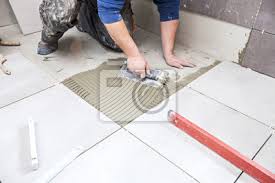 Heizkörper, sanitärobjekte und badausstattungen, hinter denen sie fliesen verlegen wollen, müssen sie zunächst abbauen. Fliesenboden Wand Der Fliesenleger Arrangiert Die Badkeramik Fototapete Fototapeten In Gips Arbeitenden Menschen Rigips Myloview De