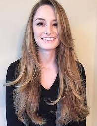 Dapat dipadukan dengan pakaian jenis apapun namun tetap nampak elegan dan modern stylish. 50 Gaya Rambut Layer Panjang Yang Menawan Wanita22