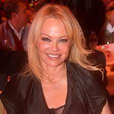 Her notable film features include works like raw justice (1994), barb wire (1996), and blonde and blonder (2008). Pamela Anderson Erstes Parchenfoto Mit Jon Peters Gala De