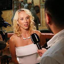 On stage, she acted for six years at the zlín city theatre between 2003 and 2009. V Penezich Se Rozhodne Neprehrabuje Petra Hrebickova S Manzelem Ziji V Podnajmu Expres Cz