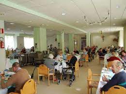 La struttura può accogliere 120 ospiti tra anziani autosufficienti e persone con autonomia limitata, dispone inoltre di un nucleo alzheimer dedicato a coloro che soffrono di questa patologia. Case Di Riposo A Milano Una Stangata Da Tremila Euro Picco Di Badanti Corriere It