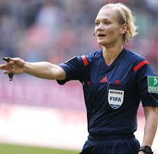 Die lebensplanung sieht etwas anderes vor. Bundesliga Premiere Darum Lasst Der Dfb Bibiana Steinhaus Zappeln Welt