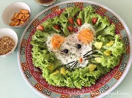 Yúshēng (鱼生, aka yee sang & yu sang), literally means raw fish in chinese but since it sounds like yúshēng (余升) which means an. Goodyfoodies Recipe Yee Sang For Year Of The Rat