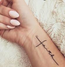 Zeichen Fr Hoffnung Tattoo Amazing Frau Mit Ttowiertem Rcken Schwarzes Mandala Tattoo Am Rcken Schwarz Weier Badeanz Tatowierungen Tattoo Ideen Tattoo Spruche