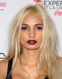 Looking for the most flattering hair color for olive skin tones? Bleach Blonde Against Medium Skin Tone Olive Skin Blonde Hair Tan Skin Blonde Hair Platinum Blonde Hair