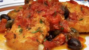 Scaldate in una larga padella 4 cucchiai di olio e soffriggetevi i pezzi di baccalà facendoli colorire da entrambi i lati (circa 5′), poi unite i pomodori pelati spezzettati, un pizzico di zucchero, uno di sale e uno di pepe, 2 foglie di alloro, un rametto di timo e le olive. Stocco Pomodoro Olive E Capperi La Ricetta Tradizionale Napoletana
