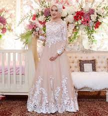 Model busana long dress brokat dan mini dress brokat untuk pesta. 10 Inspirasi Gaun Lamaran Untuk Para Hijaber Gak Melulu Kebaya