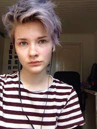 An androgynous look is one that ignores gender binaries and embraces both feminine and masculine qualities. Non Binary Tumblr Hair Styles Short Hair Styles Ftm Haircuts