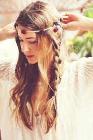 Coiffure Hippie Beaute Naturelle De L Esprit Rebelle Bohemian Hairstyles Hair Styles Boho Braided Hairstyles