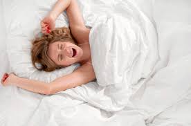 Zeige ihm, was du dir wünschst, entscheide über die position und verwöhne ihn nach deinen regeln. Schone Frau Schlaft Im Bett Lizenzfreie Fotos Bilder Und Stock Fotografie Image 79388820