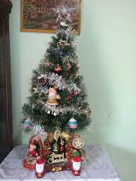 Siapkan sebuah bingkai foto kayu (anda dapat mengecatnya untuk menyesuaikan warnanya dengan warna ornamen jika mau) dan siapkan seutas pita yang lain. 30 Ide Keren Cara Membuat Pita Hiasan Pohon Natal Zee Blog S