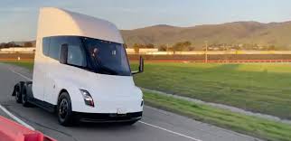 Alle gebrauchtwagen gesammelt aus über 800 portalen und händlerwebseiten. Tesla Releases Video Of Its New Electric Semi Truck Prototype On Test Track Electrek