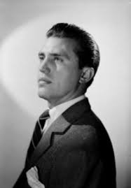 Raul Mancera, de perfil izquierdo, viste saco y corbata, retrato