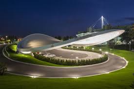 Leuchtende Chipslette Autopavillon In Wolfsburg Von Graft Architekt Coole Architektur Hausbau Ideen