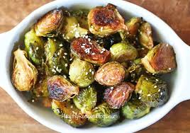 I cavoletti di bruxelles sono i germogli del cavolo di bruxelles, una varietà botanica molto diversa dai cavoli che siamo abituati a conoscere. Cavoletti Di Bruxelles Asiatici Cotti Con Salsa Di Soia E Miele