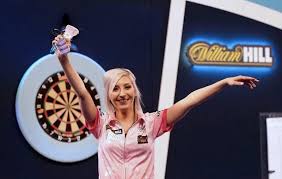 En anglais, le nom officiel de la compétition est : Chopes Deguisements Argent Deux Belges Goutent A La Folie Des Darts Le Soir Plus