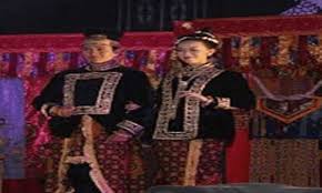 Ti'i langga merupakan bagian dari pakaian tradisional dan kini sering digunakan dalam berbagai acara. 9 Pakaian Adat Kalimantan Gambar Dan Penjelasannya