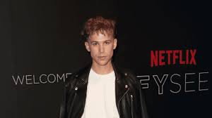 The actor opened up about her journey and her thoughts on coming out as a member of the lgbtq+ community to the public. Tommy Dorfman Netflix S 13 Reasons Why Star Opens Up About Suicide Depression And Being Gay Someecards Celebrity