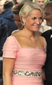 A norwegian commoner and a single mother with a disadvantageous past, she was a controversial. Mette Marit Tjessem Hoiby Steckbrief Promi Geburtstage De