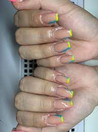 Tanto en las acrílicas como las de gel pueden utilizarse distintos tipos de extensiones, también llamados tips, que son las puntas pequeñas de colores que sobresalen en el borde de la. Unas Acrilicas Color Almendra Mary S Nails Make Up Facebook