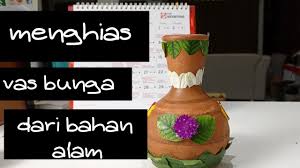 Sebagai bahan utama kerajinan dari tanah liat contoh seperti. Menghias Vas Bunga Dari Bahan Alam Daun Dan Bunga Diy Youtube