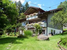 1300 m² großen etwas verwunschen anmutenden grundstück, das naturnah als wiesenfläche mit sträuchern und baumbestand angelegt ist. Ferienwohnung Haus Bergweg Bad Hindelang Frau Annette Jonetz