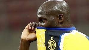 Il centravanti dell'inter, romelo lukaku, è stato sorpreso in un hotel in centro una volta giunti presso l'albergo meneghino i militari dell'arma hanno trovato lukaku in compagnia di altre 23 persone per la. Frsv7qjvdl8o0m