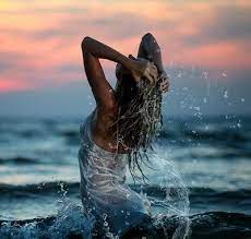 Agostino Degas - Hanno il mare nell'anima, certe donne, e... | Facebook