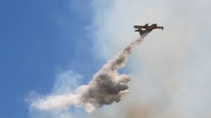 Οι κάτοικοι των γρεβενών δείχνουν περήφανοι για επίτευγα του τεντόγλου και το απέδειξαν γράφοντας με χρυσά γράμματα σε πεζόδρομο το άλμα του. Fwtia Twra A8hna Attikh Deite Live Poy Exei 3espasei Pyrkagia