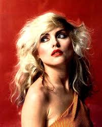 Kim Wilde vs Sara Evans in "fit legs contest" !