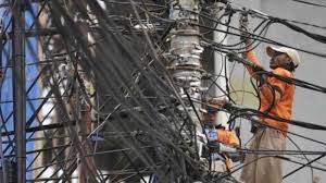 Industrialisasi juga bisa diartikan sebagai suatu keadaan di mana masyarakat berfokus pada ekonomi yang meliputi pekerjaan yang semakin beragam (spesialisasi), gaji, dan penghasilan yang semakin tinggi. Pln Berencana Pangkas Gaji Karyawan Untuk Ganti Rugi Akibat Pemadaman Massal Tribun Jateng