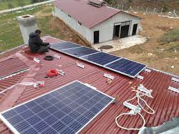 Kullanım kolaylığı sağlaması, temiz olması güneş pili modülleri ile birlikte akümülatör , akü şarj kontrol cihazları ve elektronik destek devreleride kullanarak güneş enerji sistemi kurulur ve bu sayede elektrik şebekesinin gitmediği. Gunes Paneli Kurulumu Ve Elektrik Uretimi Gunesdukkan Com
