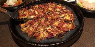 Sekalian gue makan garpunyah nyam., 5. Wah Ada Pizza Warna Hitam Di Pizza Hut Mau Coba