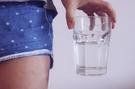 Buvez au moins deux litres d'eau durant la journée et un verre d'eau chaque fois . que vous vous levez la nuit pour uriner. 3 Litres D Eau Par Jour C Est Beaucoup