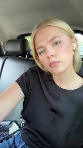 Eliza Larson's Instagram, Twitter & Facebook