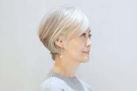 グレイヘア完成まで3年の体験談 白髪への移行期を乗り越えるコツ 白髪染めから解放されて自分らしく グレイヘアのすすめ mi mollet ミモレ 明日の私は もっと楽しい グレー ヘアスタイル 60代 髪型 ヘアースタイル