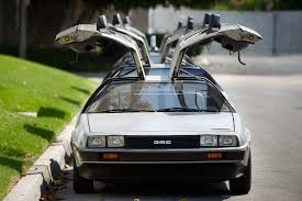L'intrigue relate le voyage dans le passé d'un adolescent, marty mcfly, à bord d'une machine à voyager dans le temps fabriquée par le docteur emmett brown à partir d'une voiture. La Delorean De Retour Vers Le Futur Revient Sur Les Routes Americaines La Presse