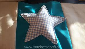 Und mit einem namen drauf genäht hat man gleich ein tolles, individuelles geschenk aus dem das baby im gegensatz zu stramplern und co. Diy Patchwork Krabbeldecke Mit Erlebnisfeldern Nahen Herzelei De