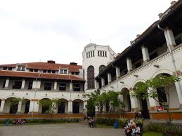 Lawang sewu is a building in semarang, central java, which is the office of the dozens of psychics from all over the country even had a chance to make this place as a ghost hunting field. Travel To The Historic Place Of Lawang Sewu In Semarang Steemkr