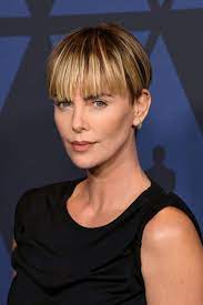Pour faire le bon choix, découvrez les tendances coiffure 2021. Coiffure 2020 Les Coupes Tendances A Adopter Apres 50 Ans